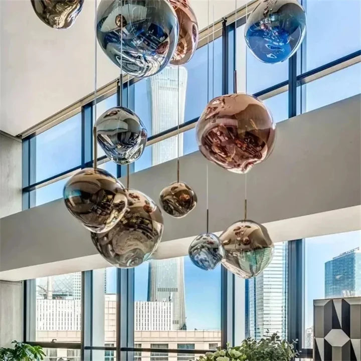Lavane Suspension Globe en Verre Fondu Irrégulier – globes cuivrés et argentés près de baies vitrées