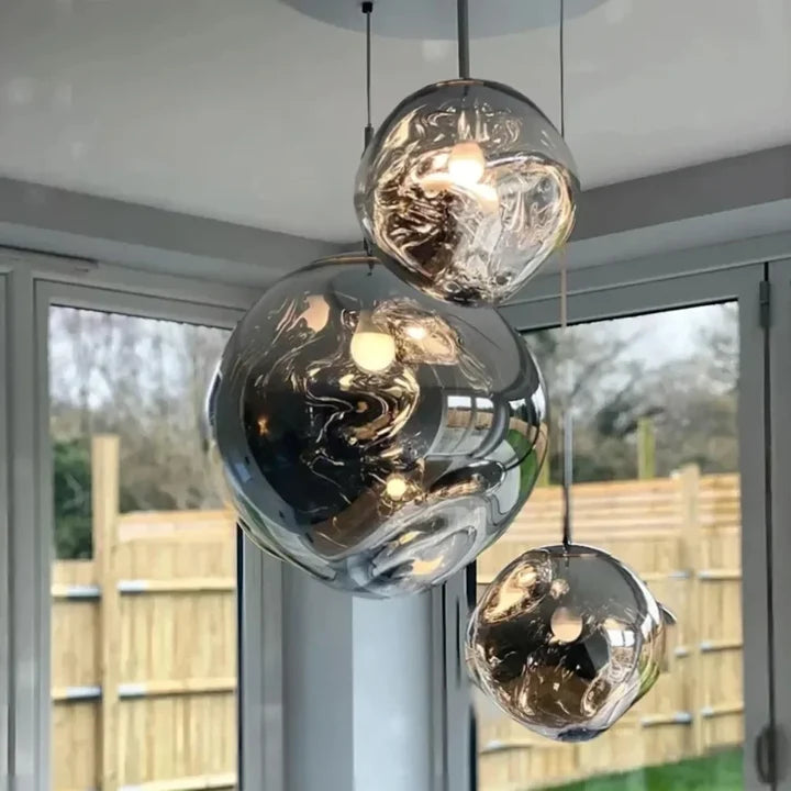 Lavane Suspension Globe en Verre Fondu Irrégulier – grand globe fumé près d'une fenêtre