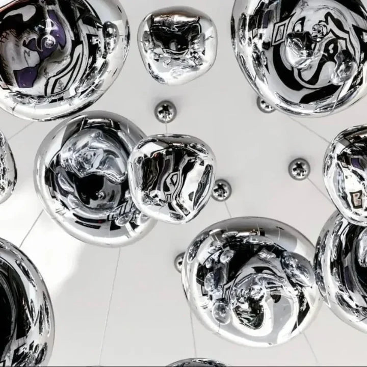 Lavane Suspension Globe en Verre Fondu Irrégulier – gros plan de globes chromés réfléchissants