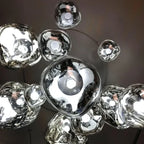 Lavane Suspension Globe en Verre Fondu Irrégulier – globe argenté allumé sur fond sombre