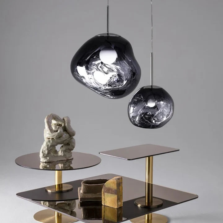 Lavane Suspension Globe en Verre Fondu Irrégulier – globe sombre au-dessus d'une table avec sculpture