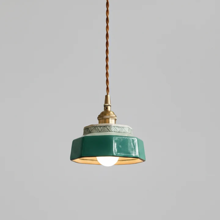 Hexa Suspension en Céramique – suspension verte à douille en laiton sur fond gris