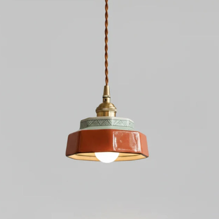 Hexa Suspension en Céramique – modèle terracotta à douille en laiton, sur fond gris