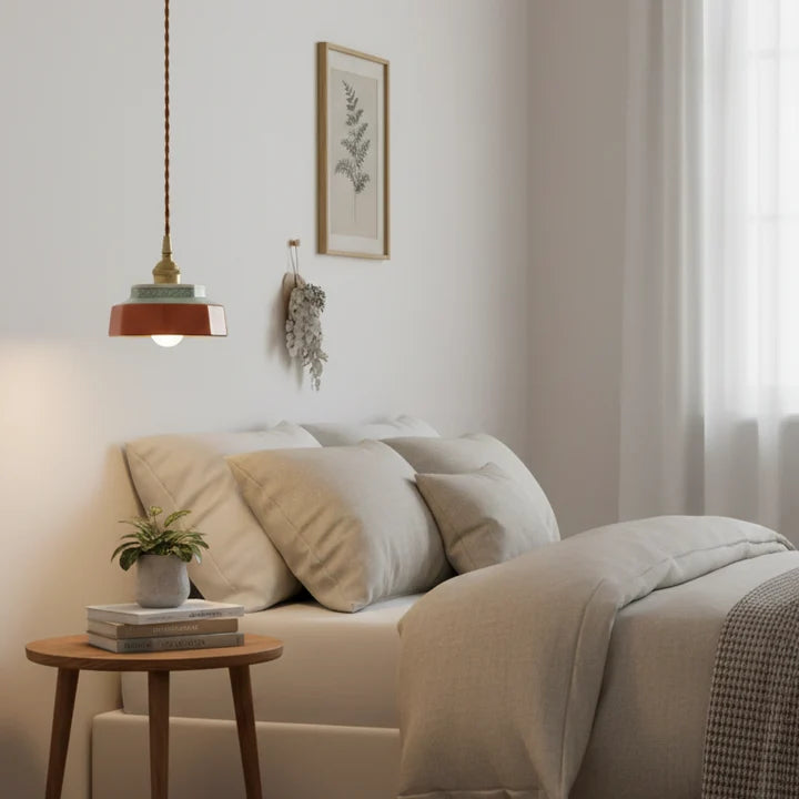 Hexa Suspension en Céramique – suspension terracotta au-dessus d'un canapé avec coussins