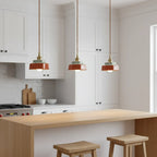 Hexa Suspension en Céramique – trois suspensions terracotta au-dessus d'un îlot de cuisine