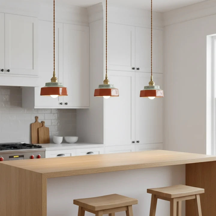 Hexa Suspension en Céramique – trois suspensions terracotta au-dessus d'un îlot de cuisine