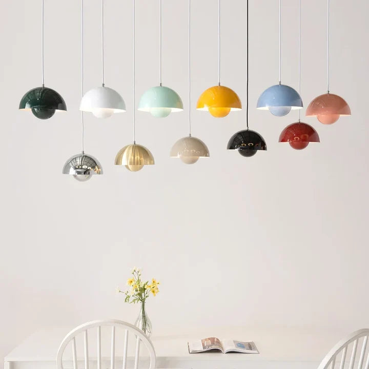 Corolle Suspension Dôme Coloré – dômes de toutes les couleurs alignés sur fond clair