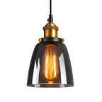 Calia Suspension Cloche en Verre, Douille Laiton – gros plan de la cloche en verre fumé, de la douille laiton et de l'ampoule à filament