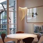 Eolie Suspension Voile en Bois Naturel – suspension dans une pièce avec fenêtre et cadres