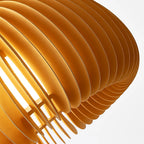 Citrelle Suspension Citrouille en Bambou Tressé – gros plan des lamelles de bois et de la lumière