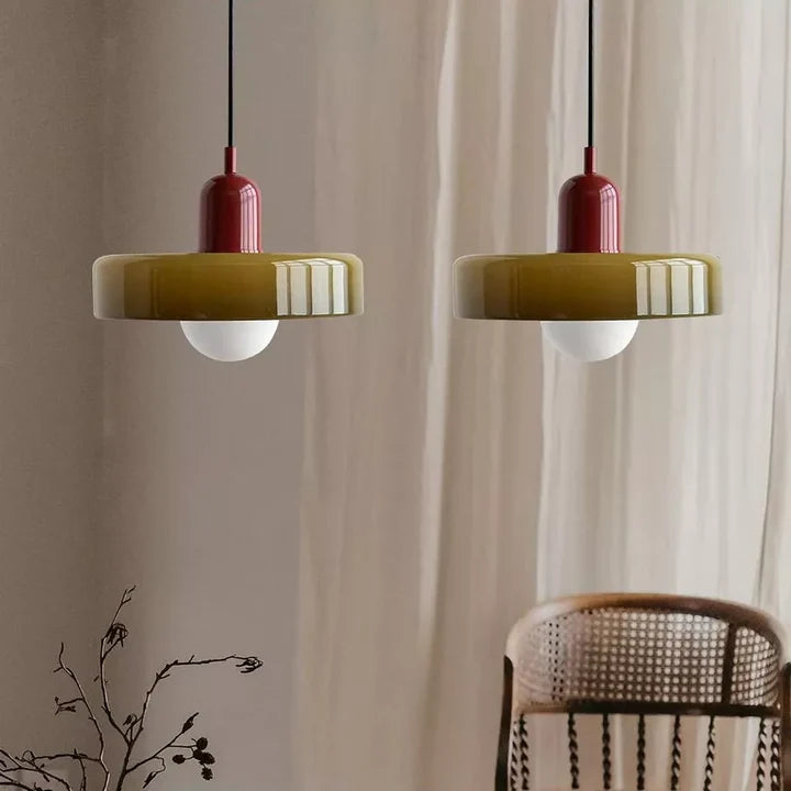 Paletia Suspension Palet en Verre Coloré – suspensions olive et rouge devant des rideaux