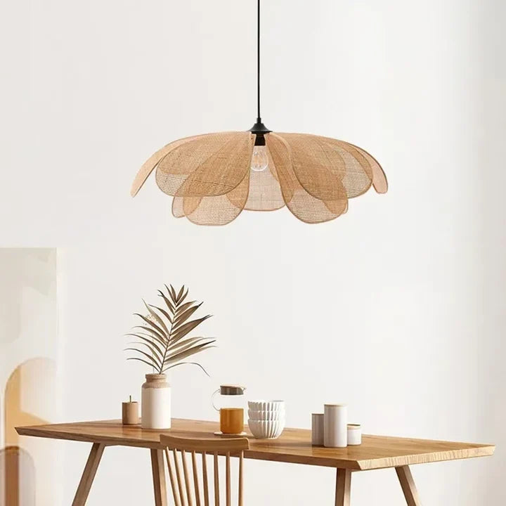 Lotus Suspension en Rotin Tressé – au-dessus d'une table avec plante