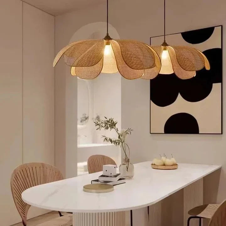 Lotus Suspension en Rotin Tressé – au-dessus d'une table avec tableau graphique noir