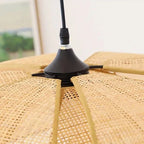 Lotus Suspension en Rotin Tressé – gros plan du capuchon noir et du rotin