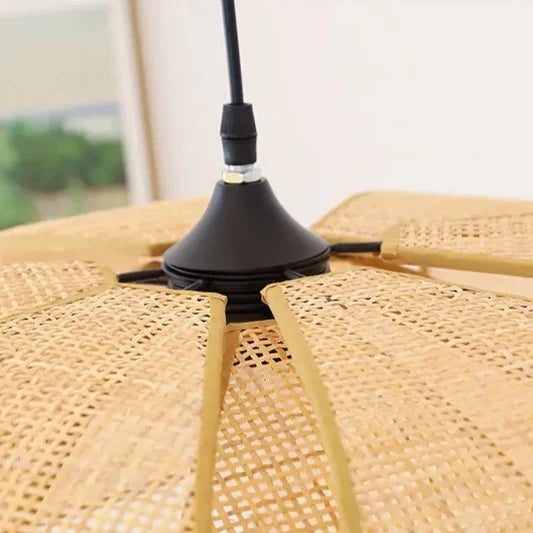Lotus Suspension en Rotin Tressé – gros plan du capuchon noir et du rotin