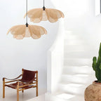 Lotus Suspension en Rotin Tressé – dans une cage d'escalier avec fauteuil en cuir