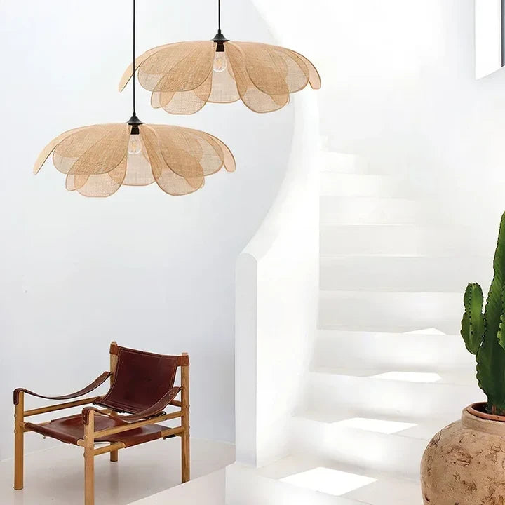 Lotus Suspension en Rotin Tressé – dans une cage d'escalier avec fauteuil en cuir