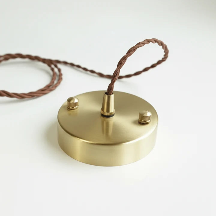 Hexa Suspension en Céramique – détail du cache de plafond en laiton et du câble torsadé