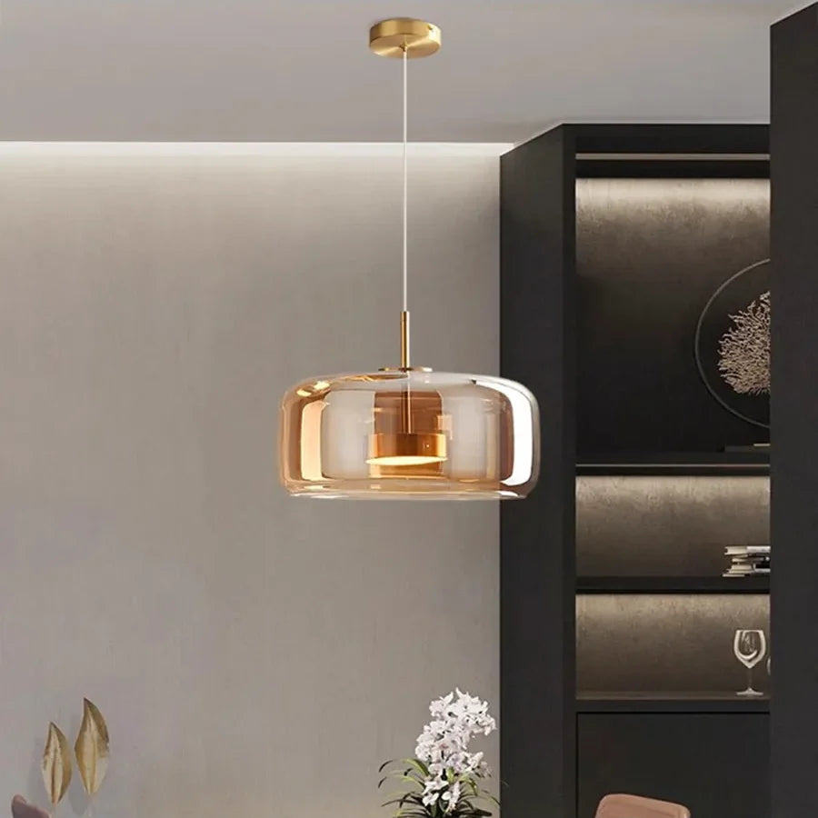 Ambrine Suspension en Verre Fumé ou Ambré, 1 Tête – suspension ambrée devant une étagère sombre