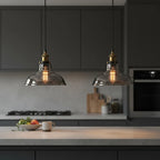 Aldia Suspension Évasée en Verre, Douille Laiton – deux suspensions dans une cuisine gris foncé