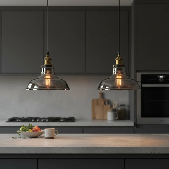 Aldia Suspension Évasée en Verre, Douille Laiton – deux suspensions dans une cuisine gris foncé