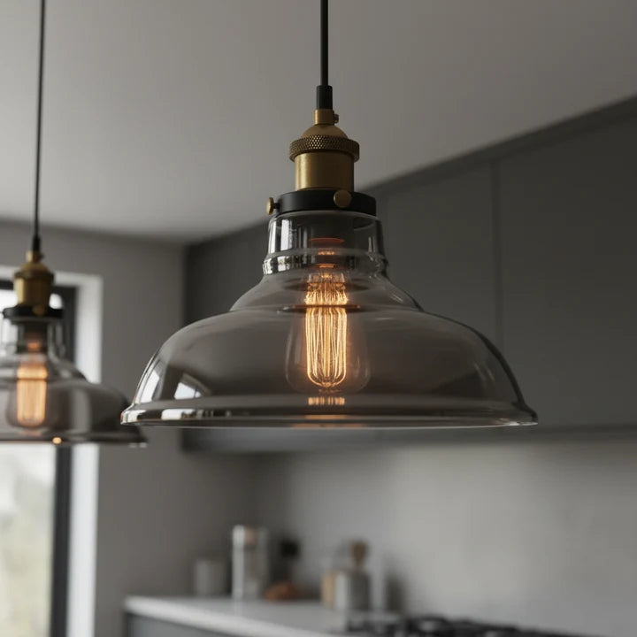 Aldia Suspension Évasée en Verre, Douille Laiton – gros plan du verre fumé évasé et de l'ampoule