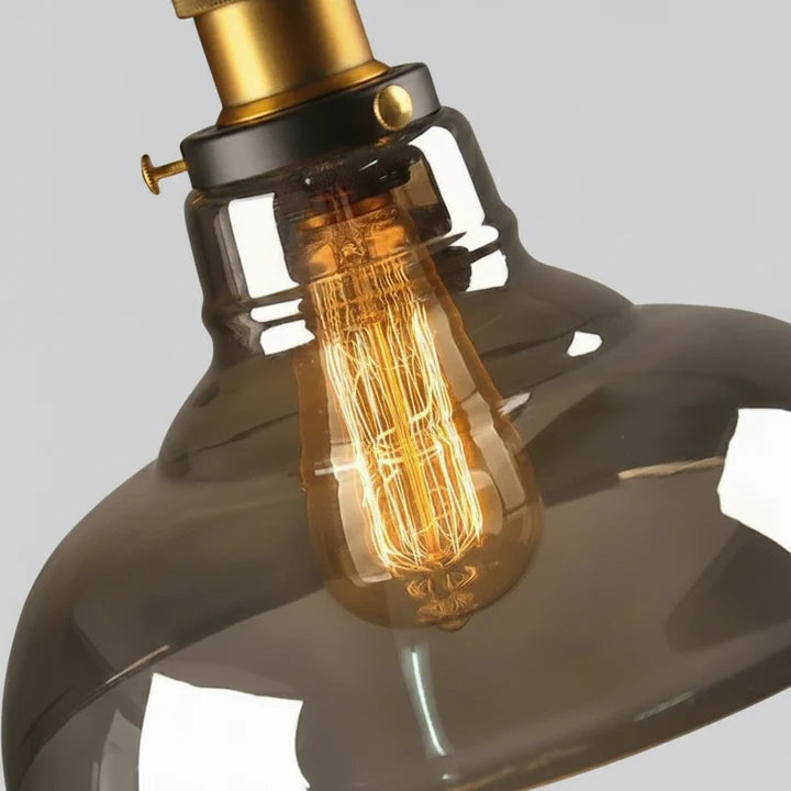 Aldia Suspension Évasée en Verre, Douille Laiton – gros plan de l'ampoule à filament dans le verre fumé